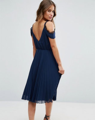 ASOS PETITE - Robe patineuse plissée coupe mi-longue ornée de dentelle