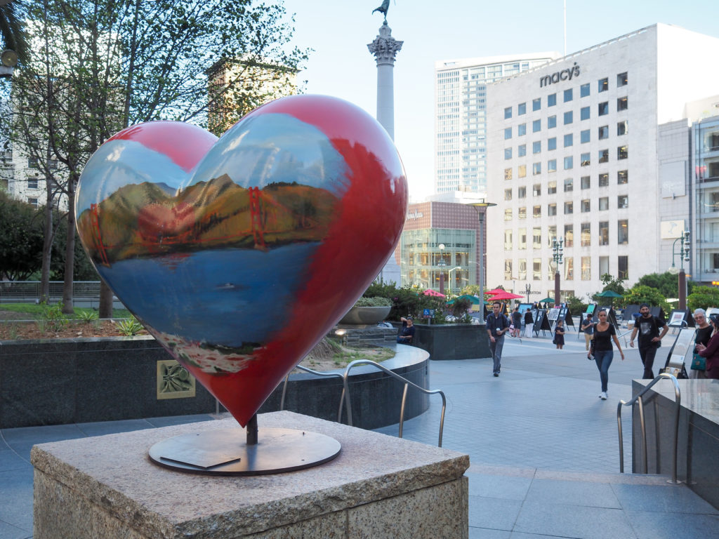Statue d'un coeur exposée à Union Square