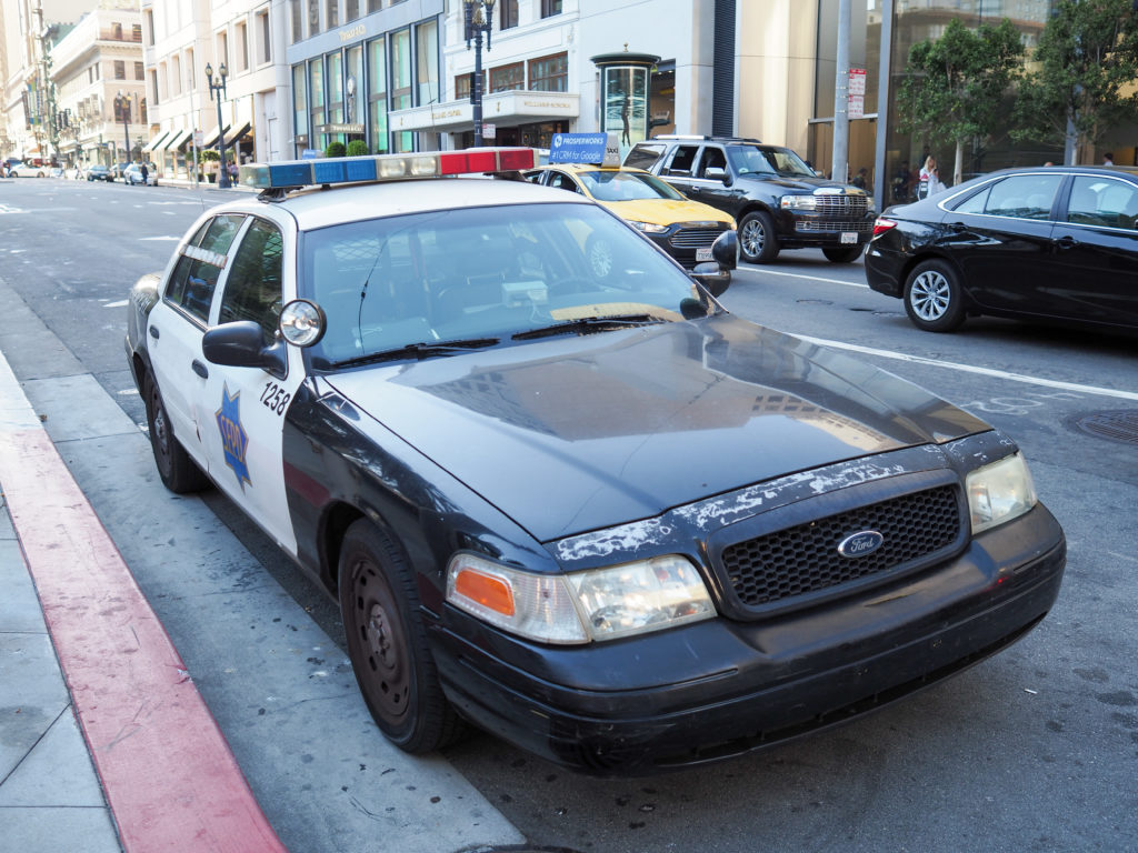 Voiture de police stationnée dans les ruee de san francisco