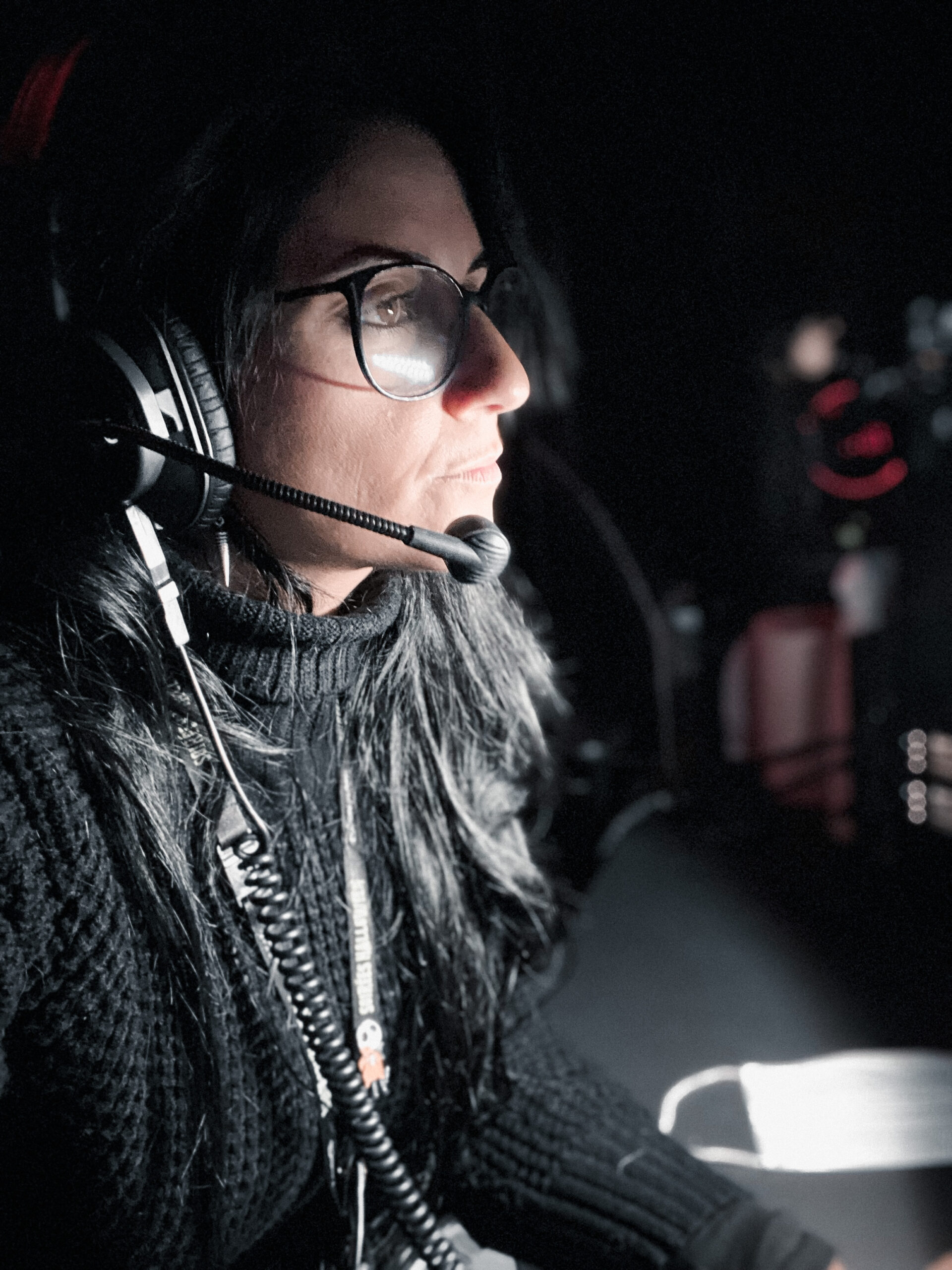 Show caller en régie coordonnant les équipes techniques avant le début d'un spectacle.