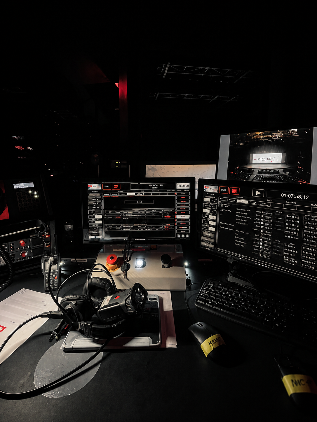 Poste de Show Caller avec casque et écrans de contrôle pendant un spectacle