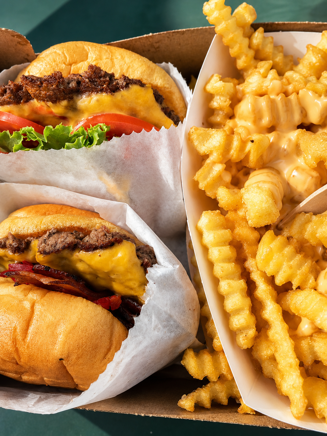 Burgers et frites au fromage Shake Shack à Bryant Park à New York