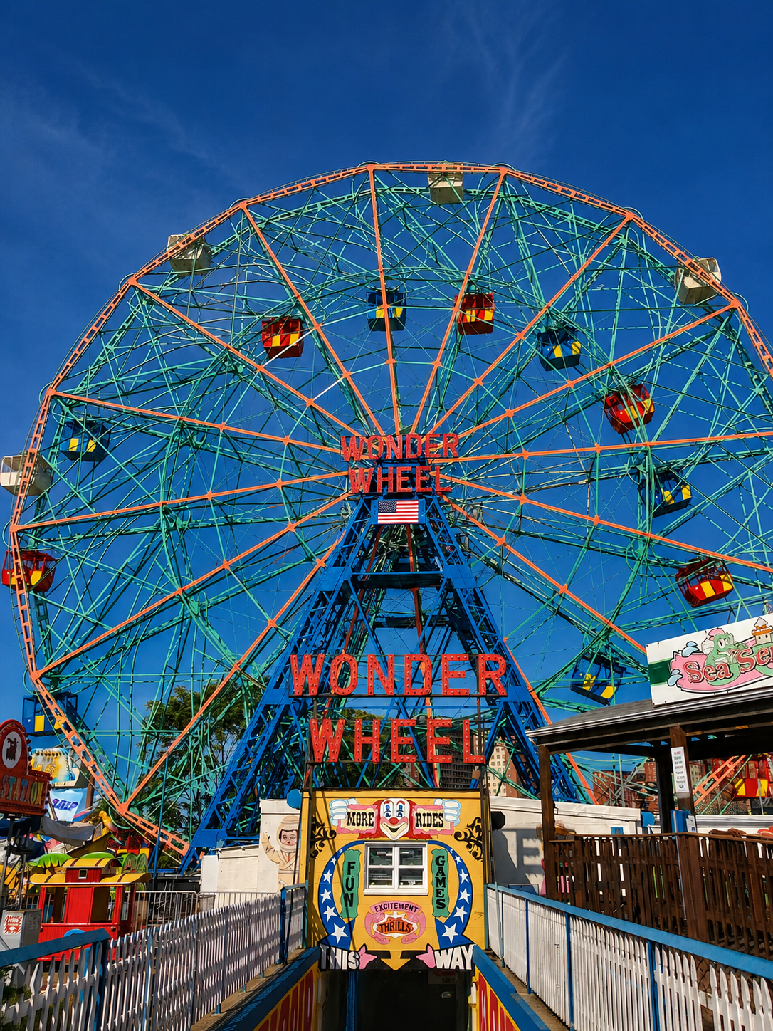 Wonder Wheel à Coney Island à New York sous un ciel bleu